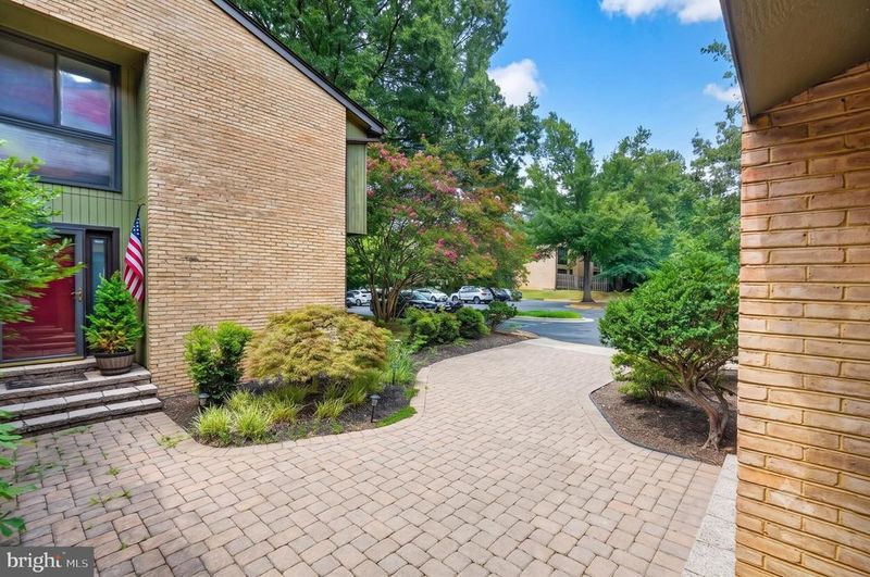 3174 Colchester Brook Ln, Fairfax, VA 22031