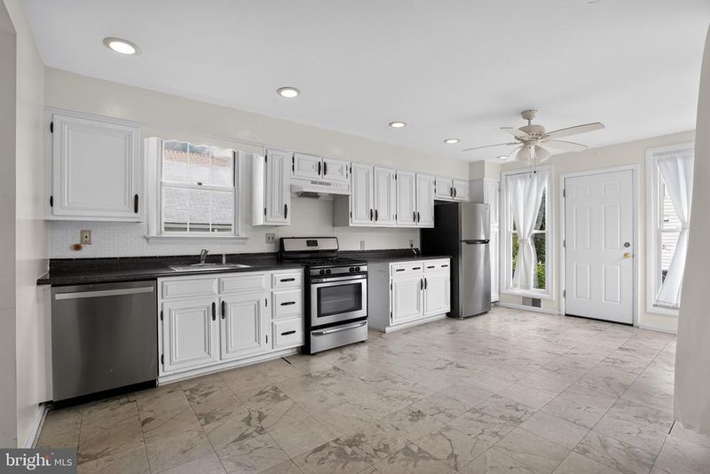 1327 S Queen St, Arlington, VA 22204