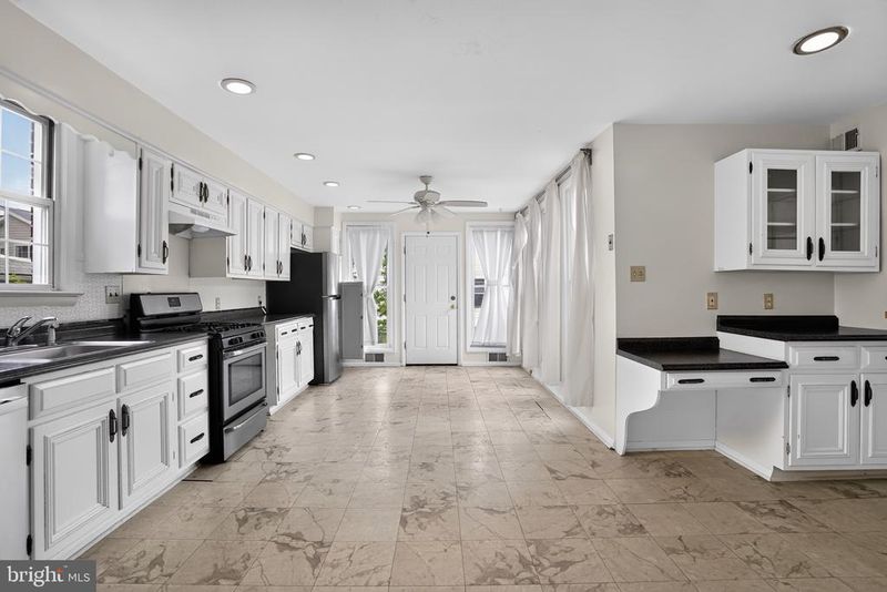 1327 S Queen St, Arlington, VA 22204