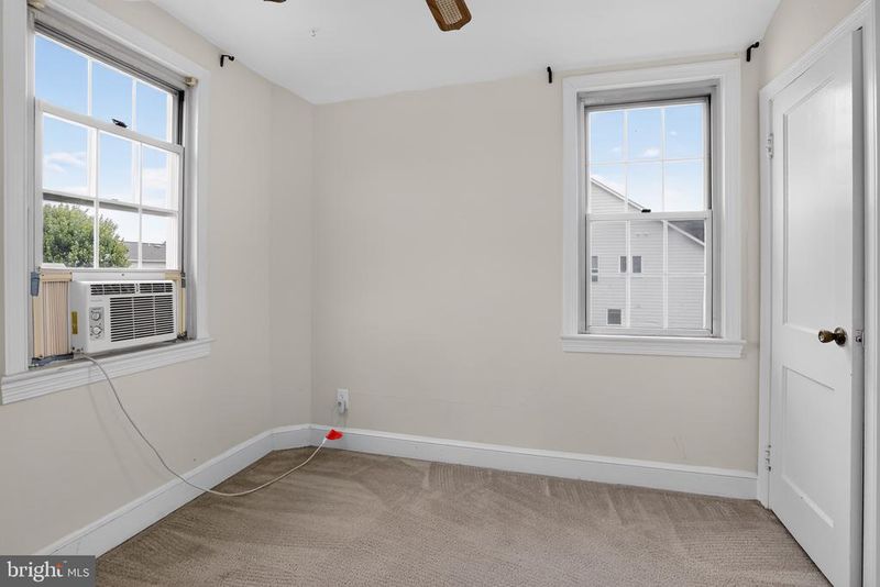 1327 S Queen St, Arlington, VA 22204