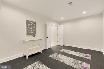 9512 Forest Rd, Bethesda, MD 20814