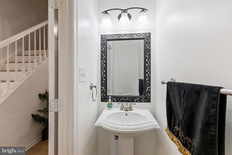 5556 Jowett Ct, Alexandria, VA 22315