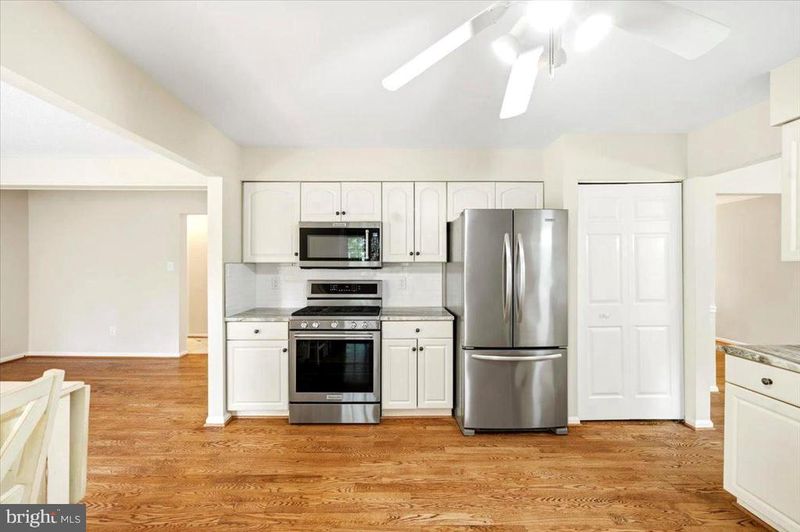 5710 Mackenzie St, Centreville, VA 20120