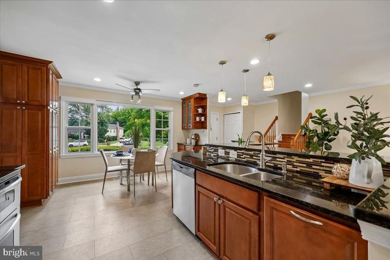 11 Lodge Pl, Rockville, MD 20850