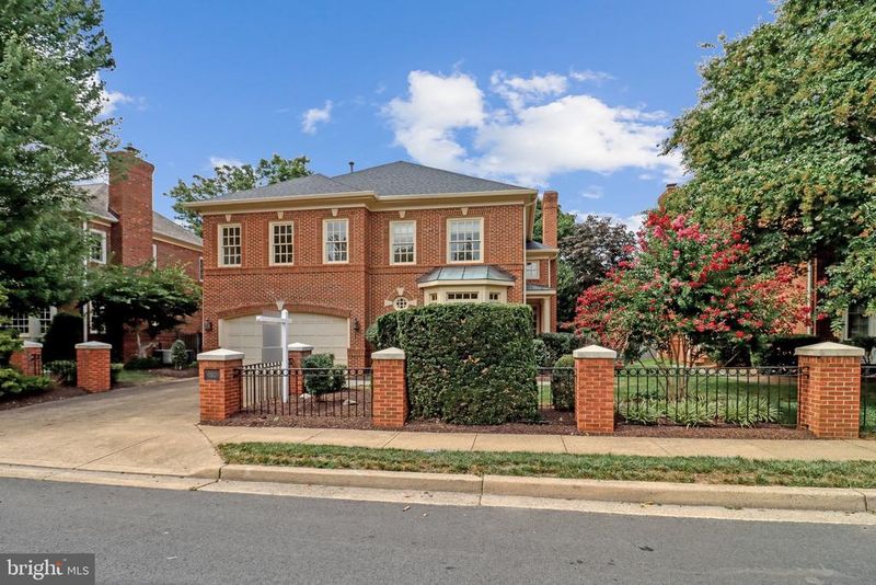 4831 26th St N, Arlington, VA 22207