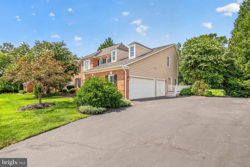 43292 Burke Dale St, Chantilly, VA 20152