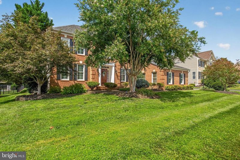 43292 Burke Dale St, Chantilly, VA 20152