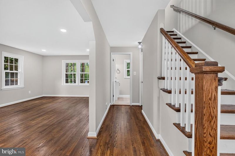 6536 Oakwood Dr, Falls Church, VA 22041