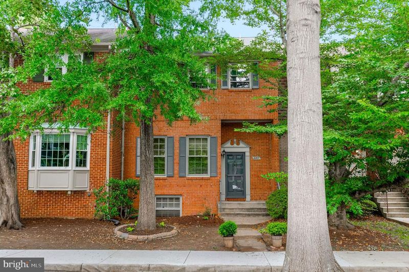 8207 Cedar Landing Ct, Alexandria, VA 22306