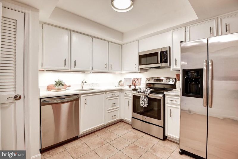 1101 S Arlington Ridge Rd S #208, Arlington, VA 22202