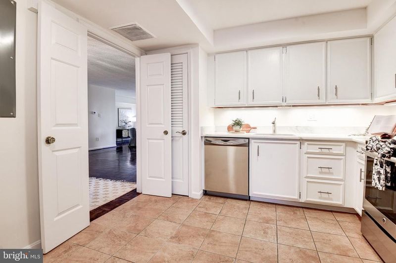 1101 S Arlington Ridge Rd S #208, Arlington, VA 22202