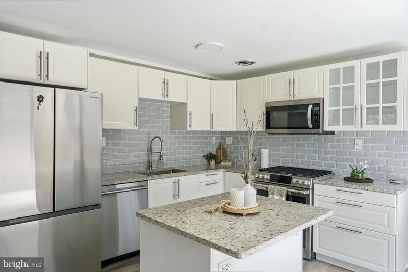 5617 Hershey Ln, Alexandria, VA 22312