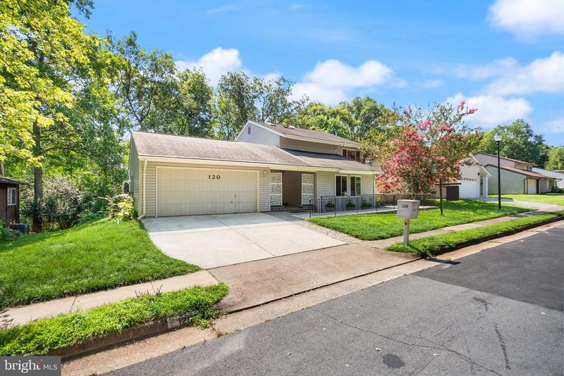 120 E Meadowland Ln E, Sterling, VA 20164