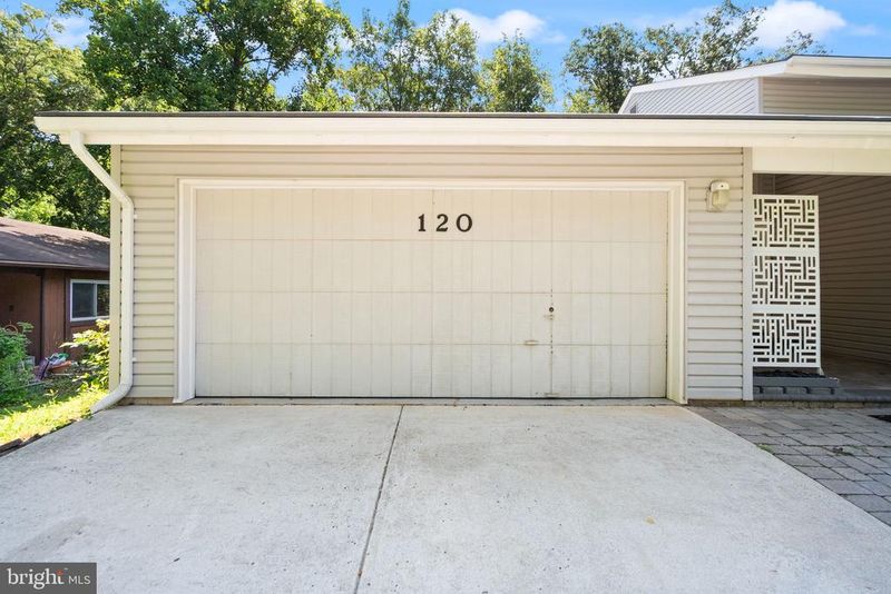 120 E Meadowland Ln E, Sterling, VA 20164