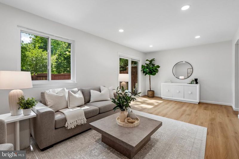 9630 Lindenbrook St, Fairfax, VA 22031