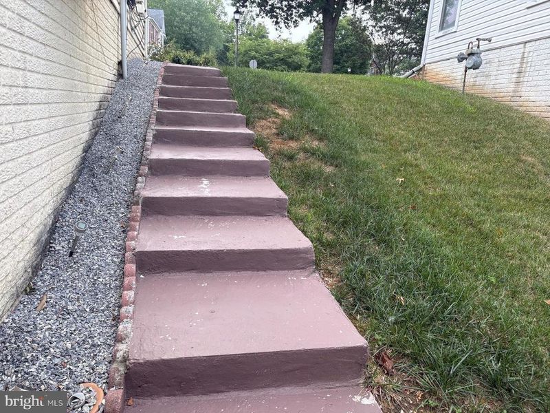 811 Falls Lake Dr, Bowie, MD 20721