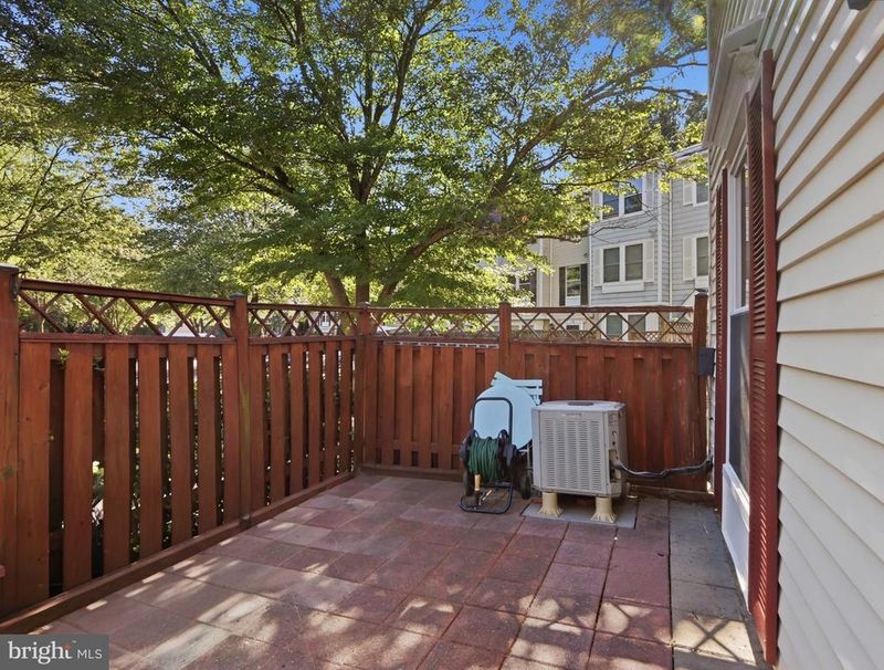 40 Whitechurch Ct, Germantown, MD 20874