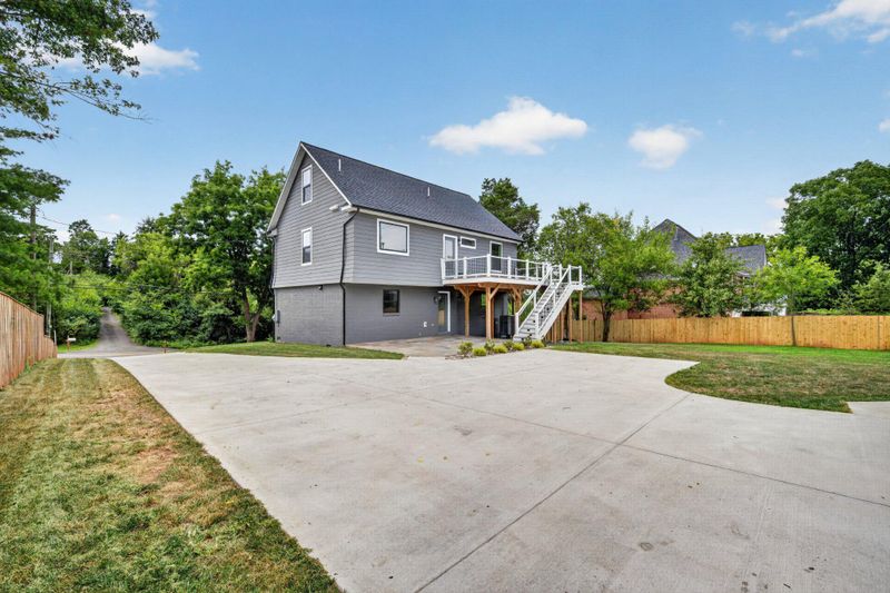 8323 Rolling Rd, Manassas, VA 20110