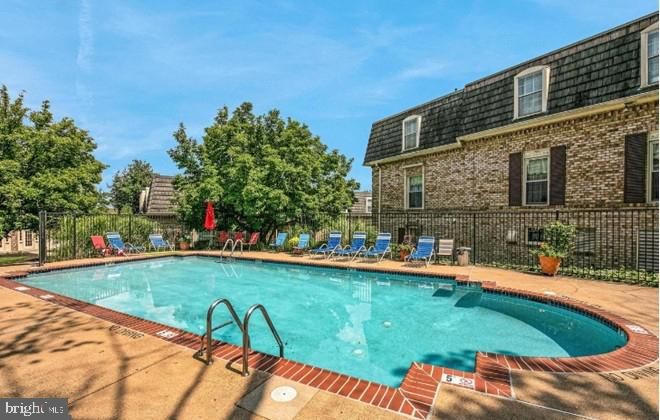 3111 Patrick Henry Dr #621, Falls Church, VA 22044