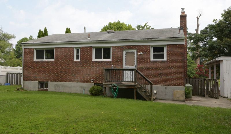 6815 Kingwood Dr, Falls Church, VA 22042
