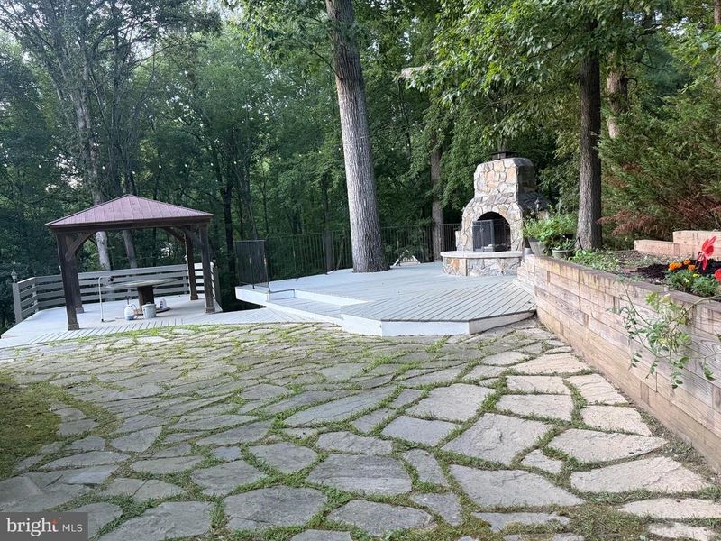 10900 Woodleaf Ln, Great Falls, VA 22066