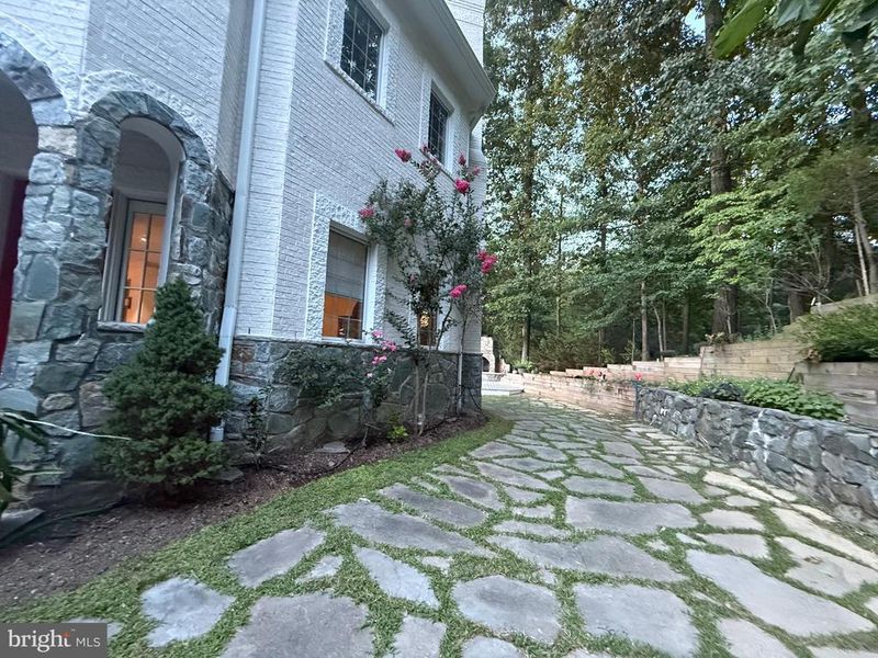 10900 Woodleaf Ln, Great Falls, VA 22066