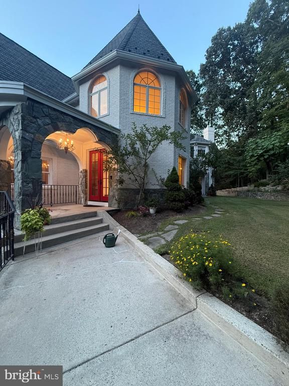 10900 Woodleaf Ln, Great Falls, VA 22066