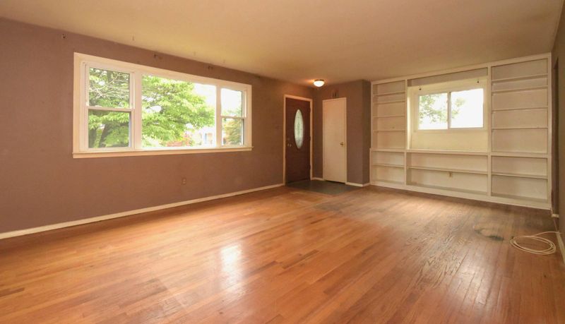 6815 Kingwood Dr, Falls Church, VA 22042