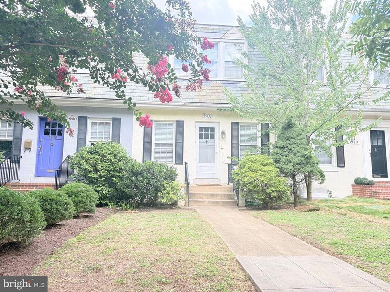 1908 37th St NW, Washington, DC 20007
