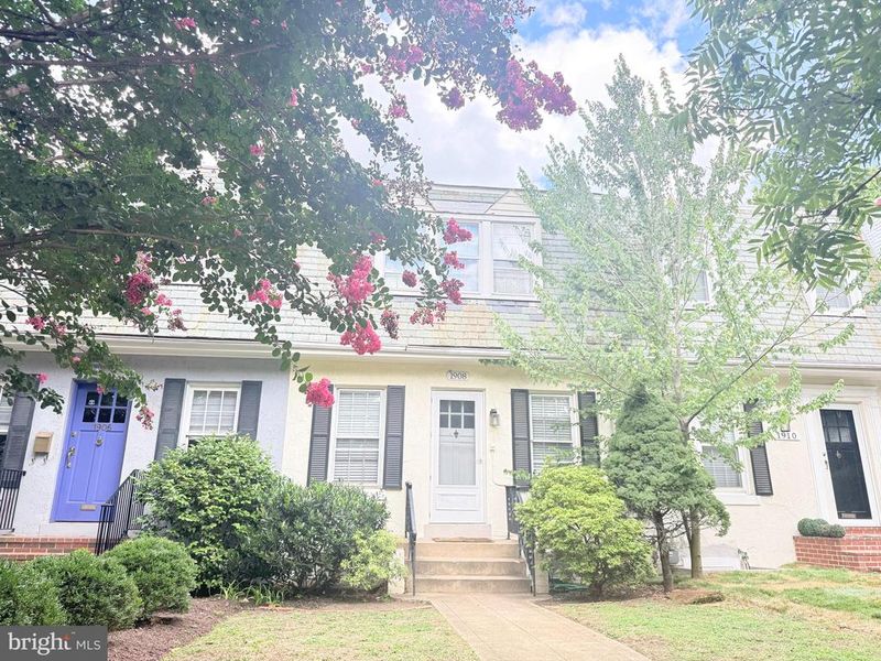 1908 37th St NW, Washington, DC 20007