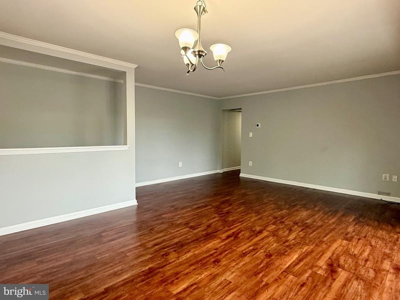 3240 S 28th St #302, Alexandria, VA 22302