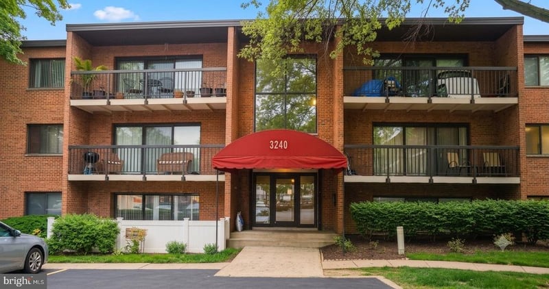 3240 S 28th St #302, Alexandria, VA 22302
