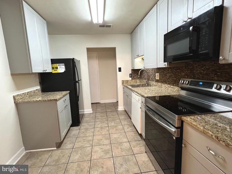 527 Florida Ave #103, Herndon, VA 20170