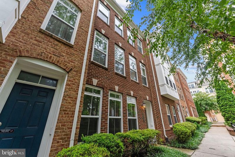 9652 Pullman Pl, Fairfax, VA 22031