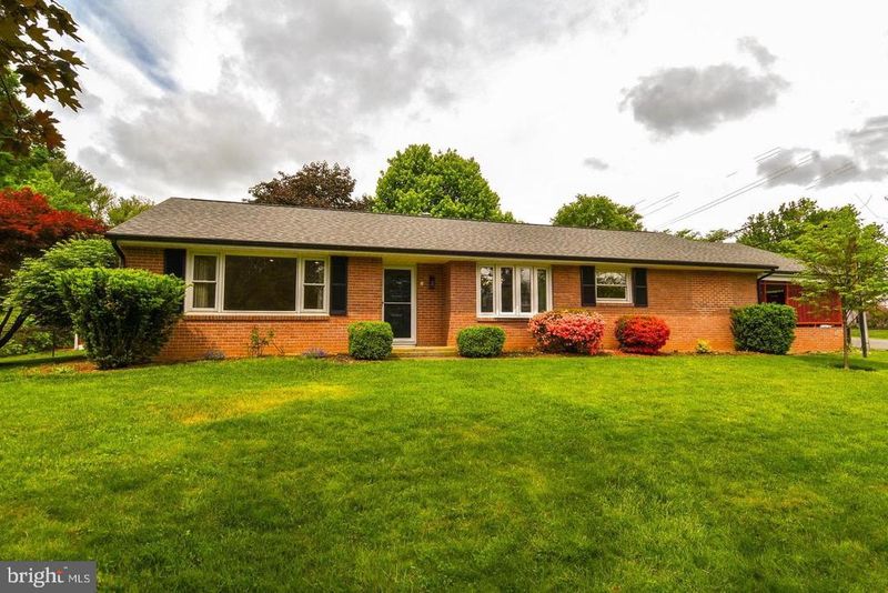 2 Cinnamon Fern Rd, Round Hill, VA 20141