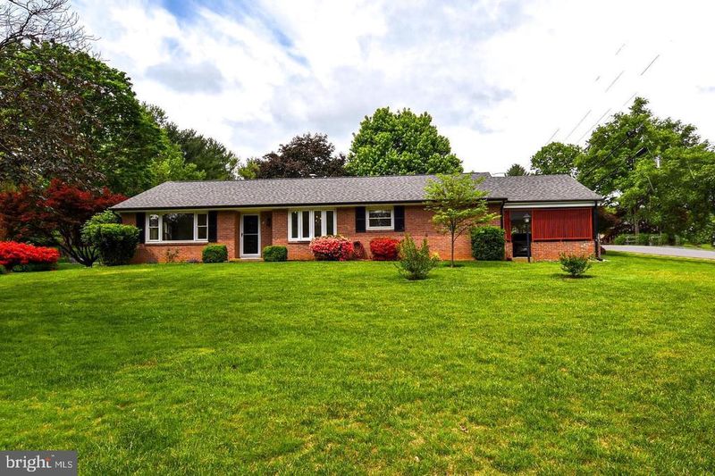 2 Cinnamon Fern Rd, Round Hill, VA 20141