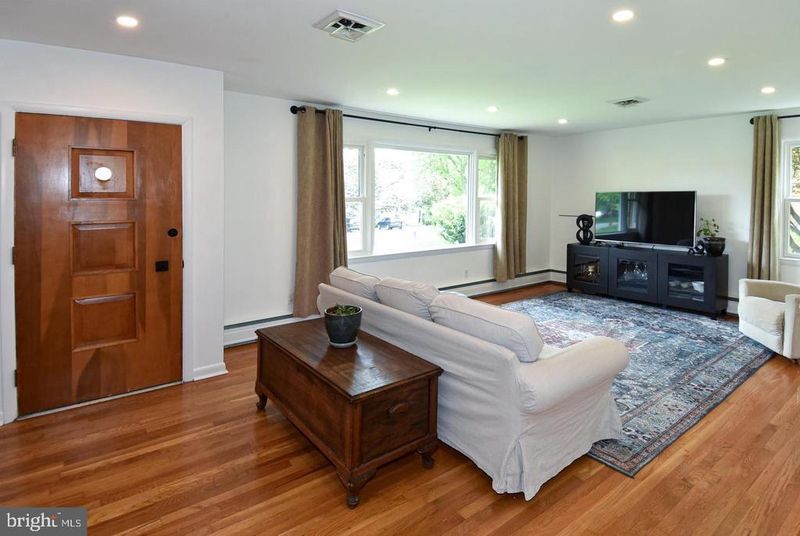 2 Cinnamon Fern Rd, Round Hill, VA 20141