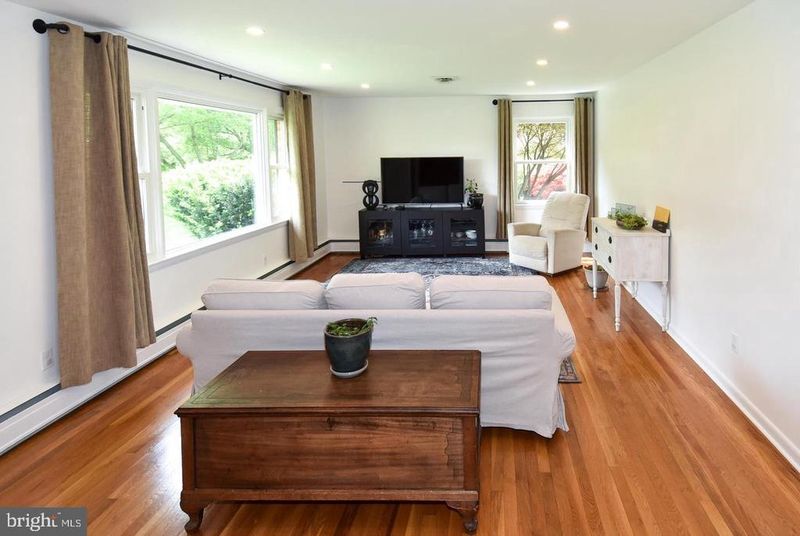 2 Cinnamon Fern Rd, Round Hill, VA 20141