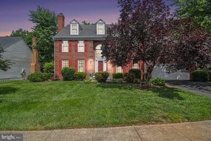 811 Autumn Breeze Ct, Herndon, VA 20170