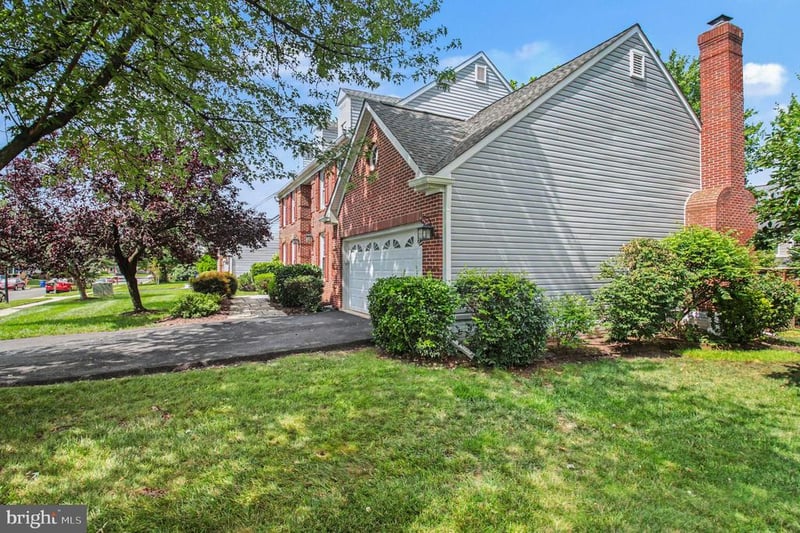 811 Autumn Breeze Ct, Herndon, VA 20170
