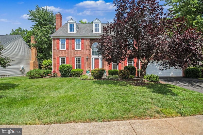 811 Autumn Breeze Ct, Herndon, VA 20170