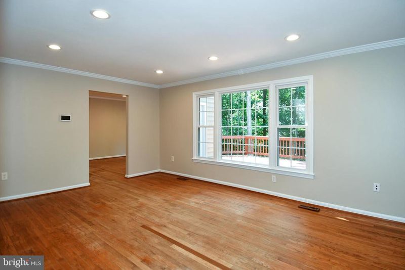 12000 Farrabow Ln, Woodbridge, VA 22192