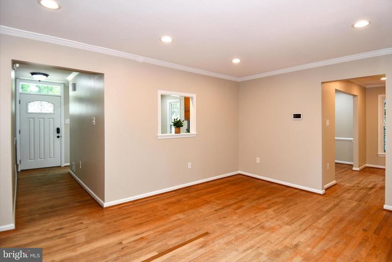 12000 Farrabow Ln, Woodbridge, VA 22192