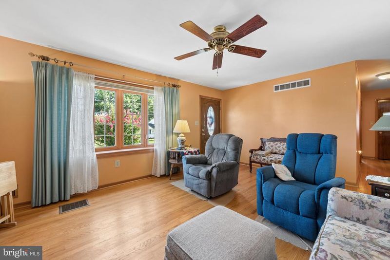 216 Glade Blvd, Walkersville, MD 21793
