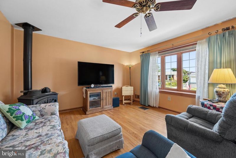 216 Glade Blvd, Walkersville, MD 21793