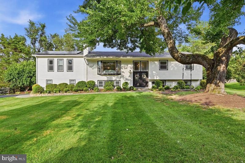 805 Golden Arrow St, Great Falls, VA 22066