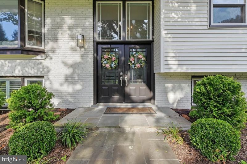 805 Golden Arrow St, Great Falls, VA 22066