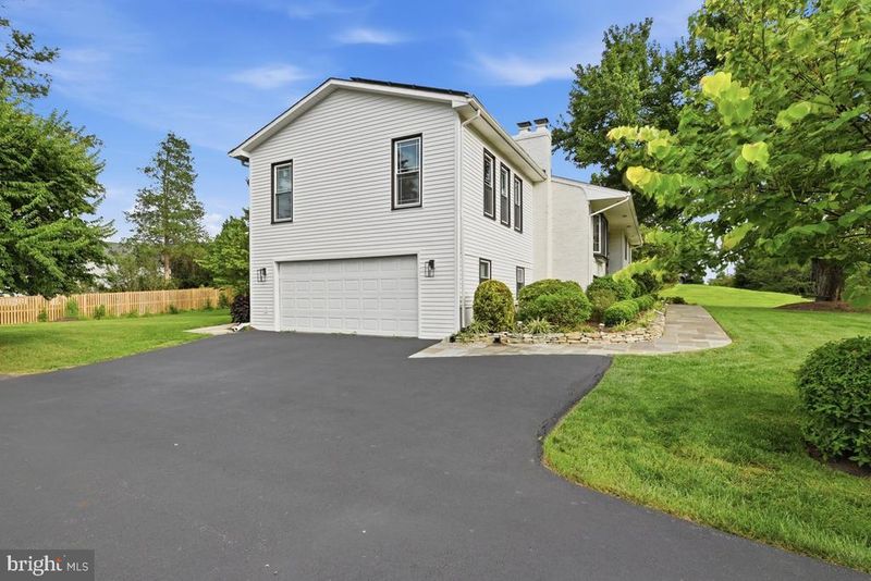 805 Golden Arrow St, Great Falls, VA 22066