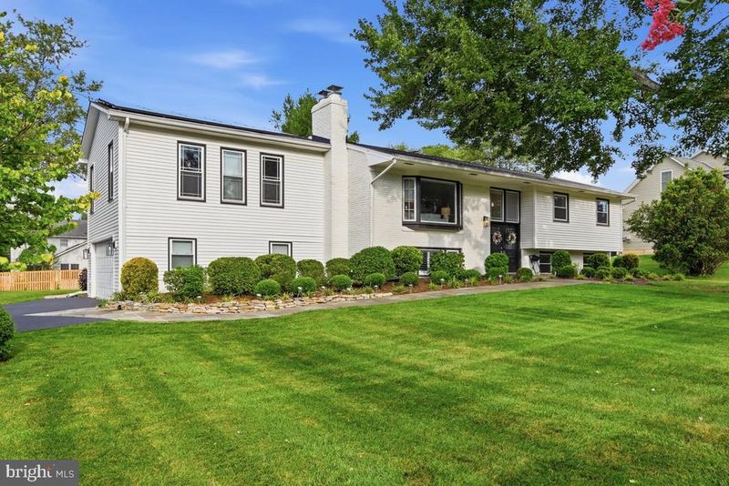 805 Golden Arrow St, Great Falls, VA 22066