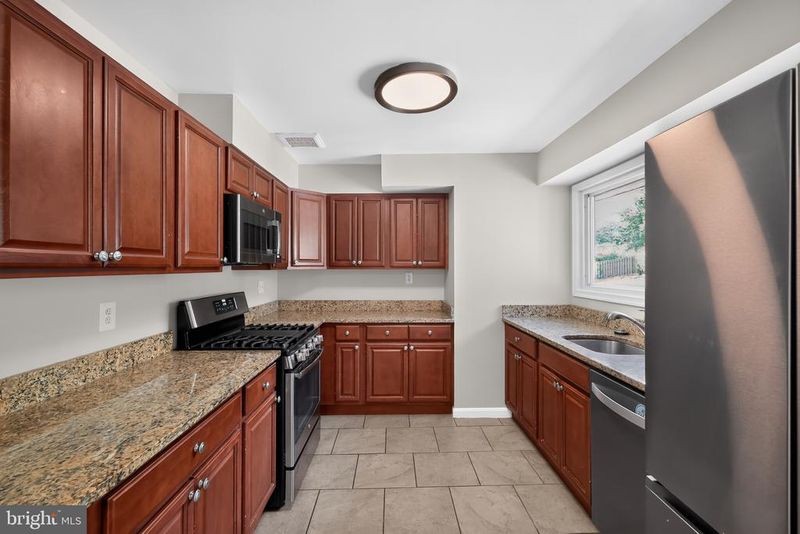 6014 Leewood Dr, Alexandria, VA 22310